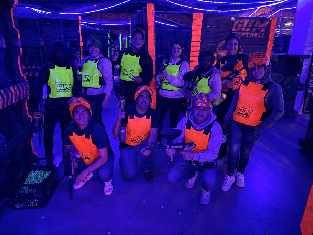 Jugadores con chalecos bajo luz UV en GUM Paintball sede norte Prado Veraniego Bogotá