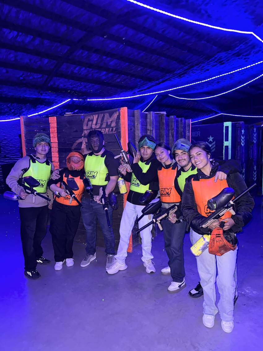 Equipo de amigos posando con marcadoras en el campo de paintball GUM Bogotá