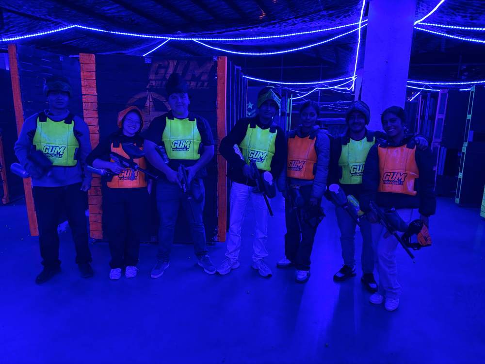 Equipo listo para jugar paintball bajo luces neón en GUM Paintball sede sur Restrepo Bogotá